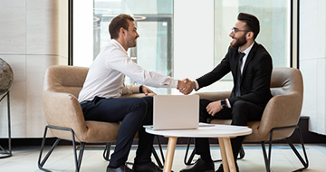 corretor-de-imóveis-fechando-negócio-com-seu-cliente